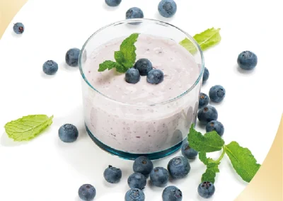 Puszysty deser jogurtowy z&nbsp;owocami