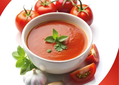 Krem pomidorowy z&nbsp;grzankami i&nbsp;startymi orzechami brazylijskimi